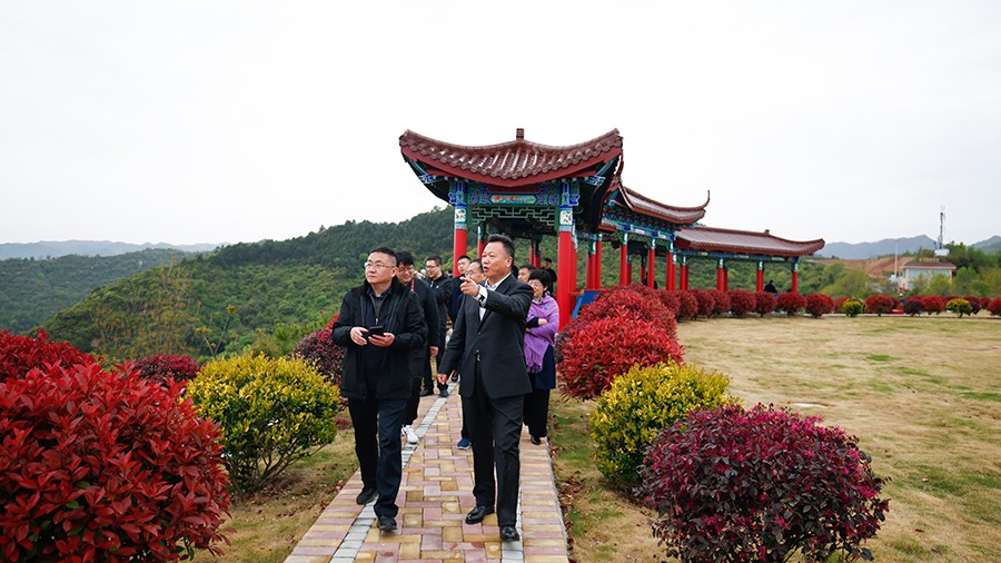 47-2020年4月，新華社甘肅分社社長(zhǎng)任衛(wèi)東蒞臨金徽股份調(diào)研金融服務(wù)實(shí)體經(jīng)濟(jì)及疫后企業(yè)復(fù)工情況。.jpg