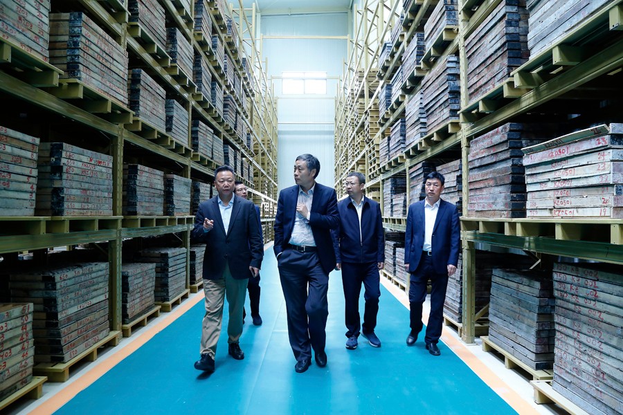 55-2019年4月，全國(guó)綠色礦山建設(shè)標(biāo)準(zhǔn)解讀與經(jīng)驗(yàn)交流研討會(huì)——綠色礦業(yè)發(fā)展萬里行（隴南站）活動(dòng)在金徽股份舉辦。中國(guó)礦業(yè)聯(lián)合會(huì)黨委書記、會(huì)長(zhǎng)彭齊鳴出席主持會(huì)議，并就金徽股份的綠色礦山建設(shè)情況進(jìn)行調(diào)研。.jpg
