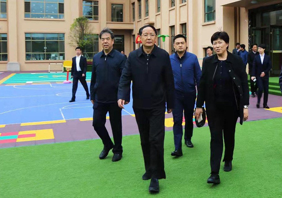 5.2018年4月，時(shí)任省政協(xié)主席、黨組書記歐陽(yáng)堅(jiān)蒞臨金徽企業(yè)視察-900.jpg